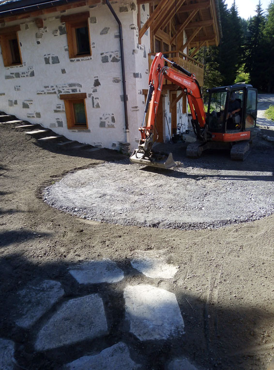 Aménagement autour de chalets sur Les Arcs, espace vert et chemin piéton