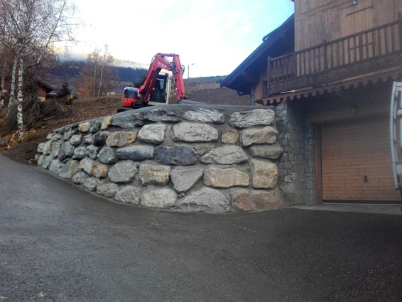 Mur de soutènement en enrochement bétonné